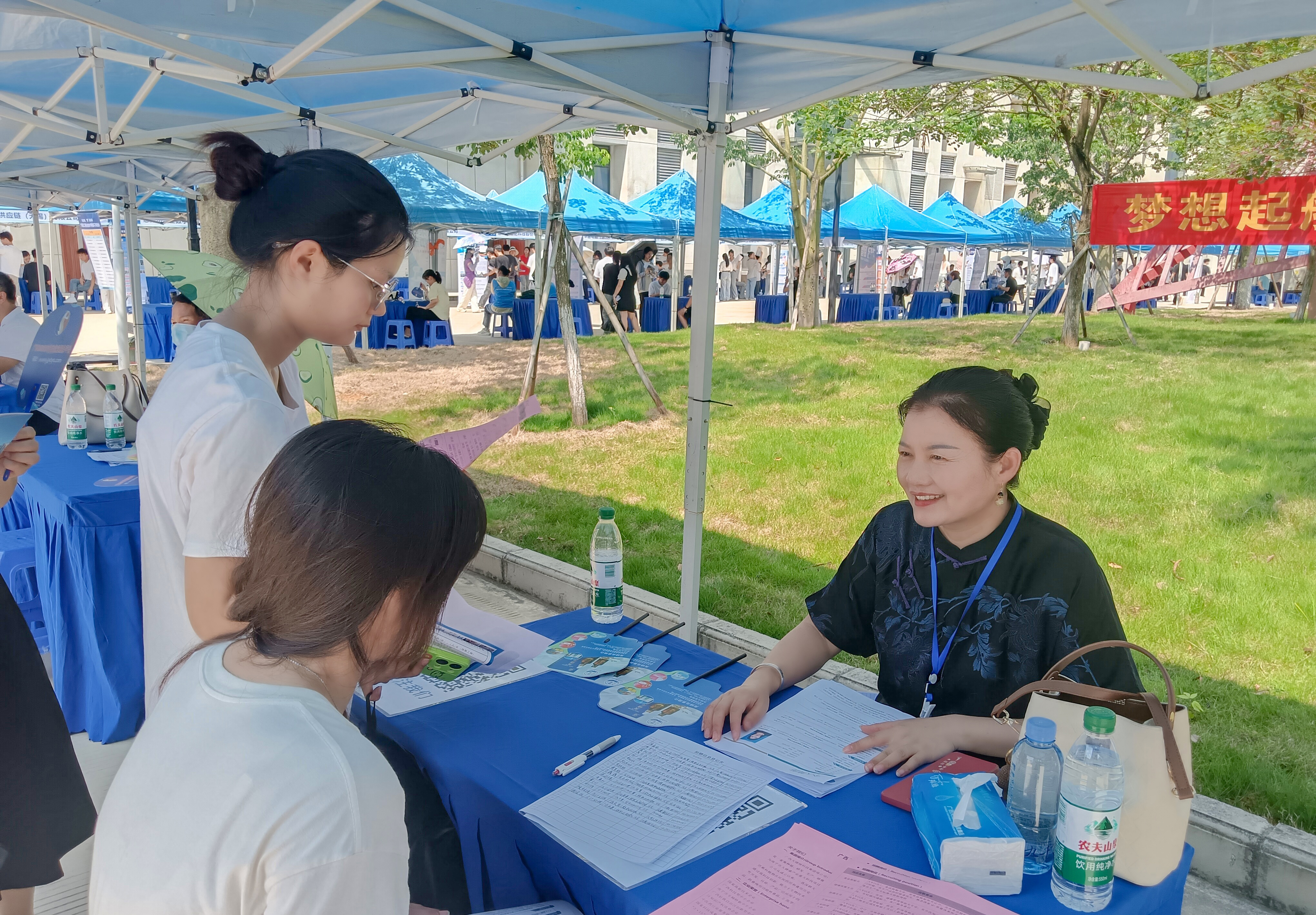 百企爭(zhēng)艷，天緣綠閃耀 2025 校園雙選會(huì)，見證健康未來力量